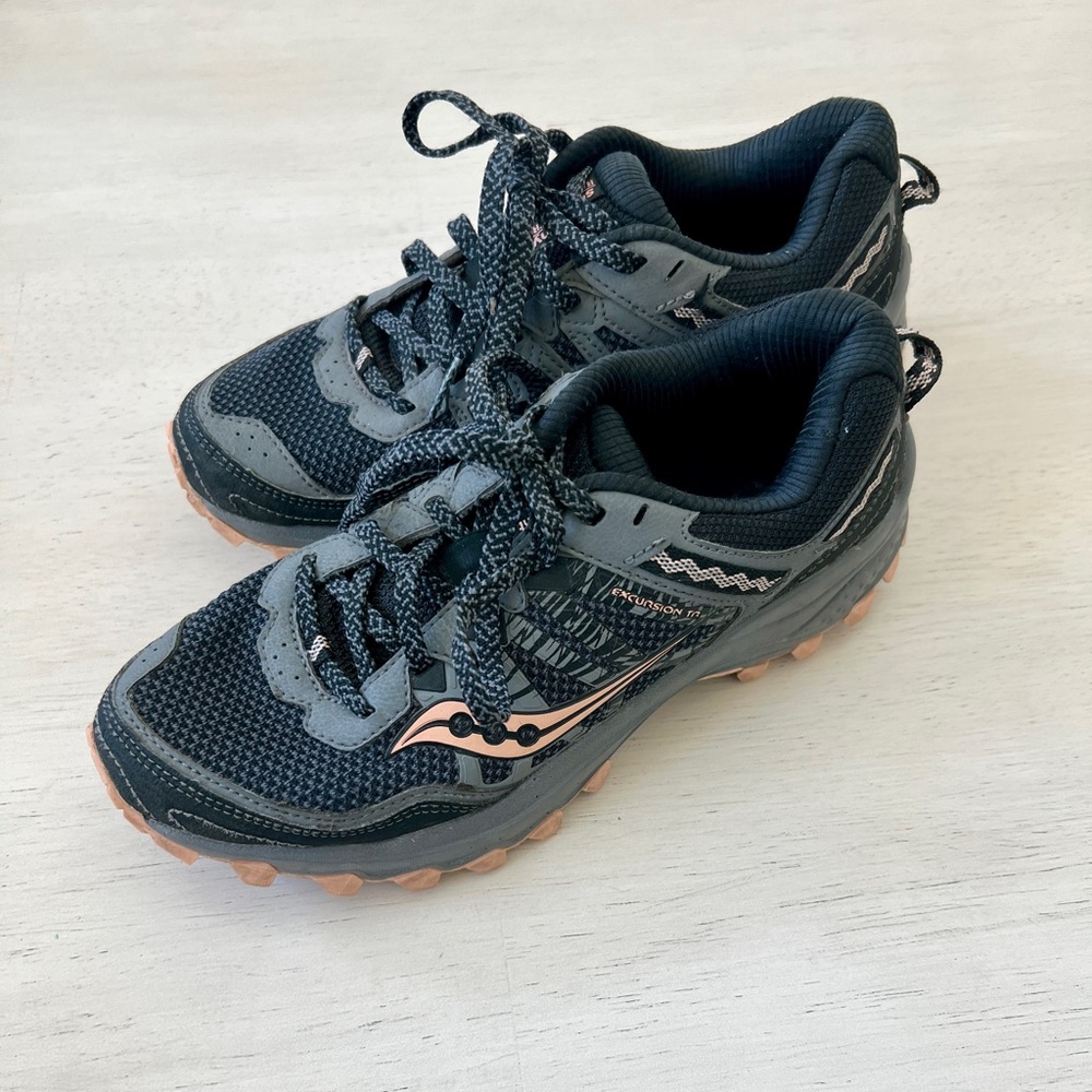 Saucony Excursion TR 12 Athletic Running Shoe Grey Black Light Pink Womens 6